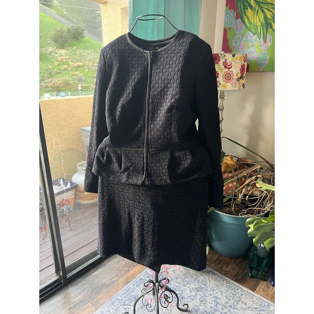 Albert Nipon Women's Lined Black 2 Piece Skirt Suit Size 12 Smart + Stylish